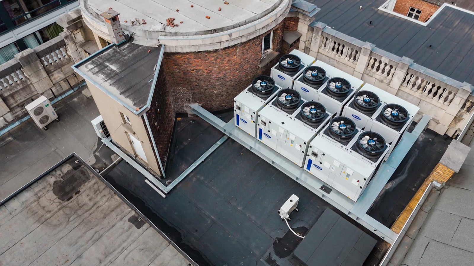 Buitenunits van warmtepompen op het dak van een gebouw in de stad